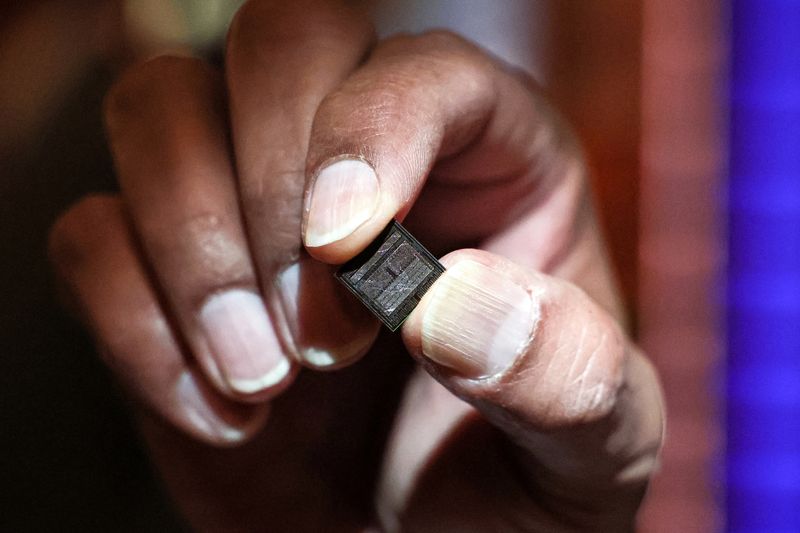 © Reuters. FILE PHOTO: A Micron Technology chip on display in New York City, U.S., April 26, 2024. REUTERS/Brendan McDermid/File Photo