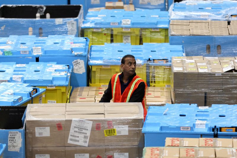 &copy; Reuters. FILE PHOTO: A worker moves products during Cyber Monday at the Amazon's fulfillment center in Robbinsville, New Jersey, U.S., November 27, 2023. REUTERS/Mike Segar//File Photo