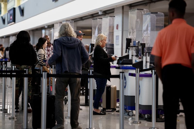 &copy; Reuters. FILE PHOTO: Travelers wait in line at Ronald Reagan National Airport (DCA) ahead of the Thanksgiving holiday in Arlington, Virginia, U.S., November 27, 2024. REUTERS/Benoit Tessier/File Photo