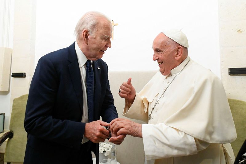 © Reuters. FILE PHOTO: Pope Francis and U.S. President Joe Biden meet as they attend the G7 summit, in Savelletri, Italy June 14, 2024. Vatican Media/­Handout via REUTERS/File Photo