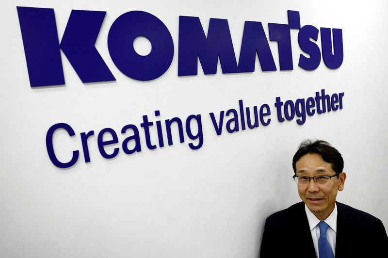 © Reuters. Komatsu Ltd. President and CEO Hiroyuki Ogawa poses for a photograph in front of the company logo at their headquarters in Tokyo, Japan December 16, 2024. REUTERS/Issei Kato