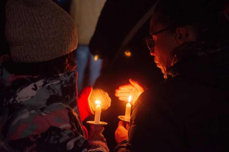 &copy; Reuters. Pessoas acendem velas após ataque a tiros em escola em Wisconsin, EUAn17/12/2024 REUTERS/Cullen Granzen/Arquivo