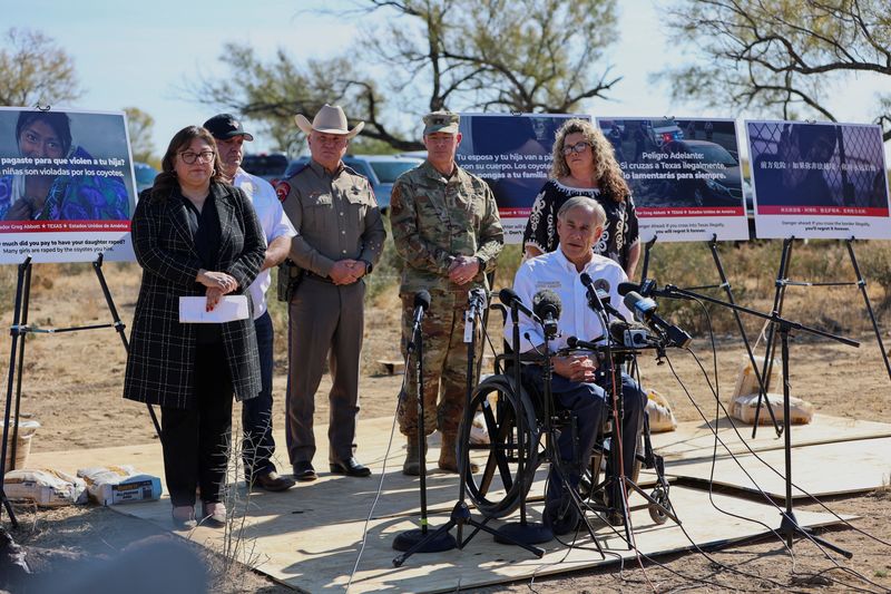 © Reuters. Texas Governor Greg Abbott announces a billboard campaign  billboard campaign in Mexico and Central America to deter illegal immigration, in Eagle Pass, Texas, U.S., December 19, 2024. REUTERS/Evan Garcia