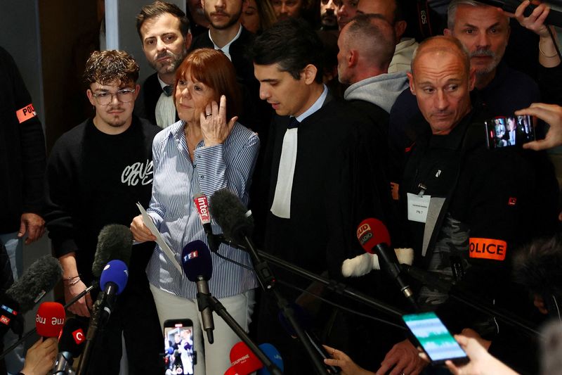 © Reuters. Frenchwoman Gisèle Pelicot, victim of a gang rape orchestrated by her then husband Dominique Pelicot at their home in Mazan, southern France, speaks to journalists, surrounded by her relatives and lawyers, after the verdict of the trial of Dominique Pelicot and 50 co-defendants, at the courthouse in Avignon, France, December 19, 2024. REUTERS/Manon Cruz 