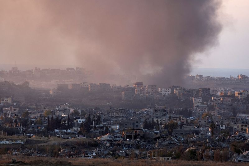 © Reuters. FILE PHOTO: Smoke rises from Gaza, amid the ongoing conflict in Gaza between Israel and Hamas, as seen from the Israeli side of the border, December 16, 2024. REUTERS/Amir Cohen/File Photo