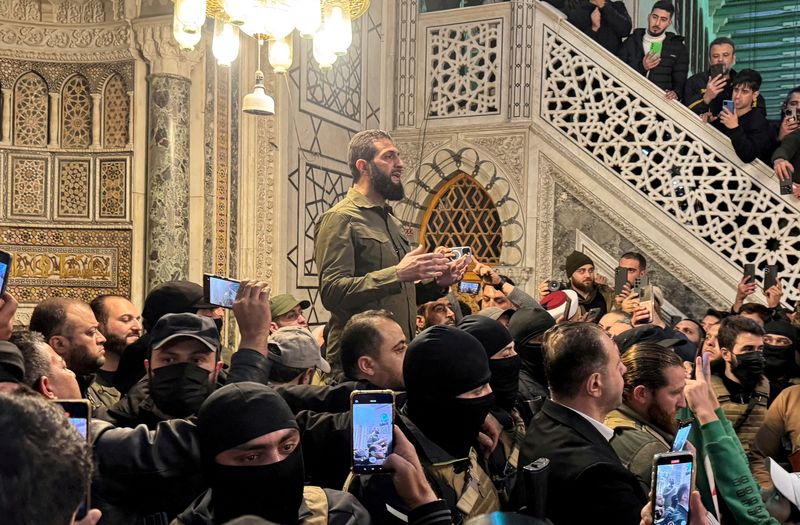 © Reuters. FILE PHOTO: Top rebel commander Abu Mohammed al-Golani speaks to a crowd at the Umayyad Mosque in Damascus, after Syrian rebels announced they had overthrown President Bashar al-Assad, Syria, December 8, 2024. REUTERS/Mahmoud Hassano//File photo