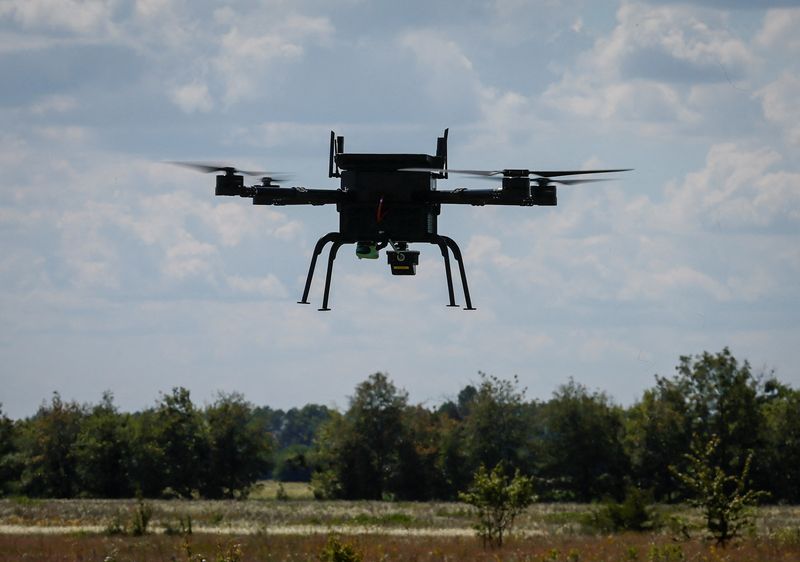 &copy; Reuters. FILE PHOTO: The AI-enabled drone of Swarmer company flies, amid Russia's attack on Ukraine, in Kyiv region, Ukraine June 27, 2024.  REUTERS/Gleb Garanich/File Photo