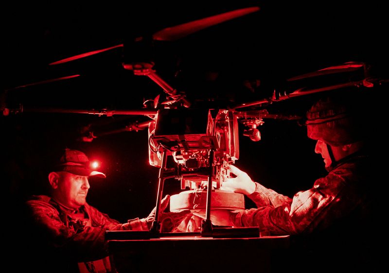 © Reuters. FILE PHOTO: Ukrainian servicemen of drone squadron Rarog of 24 separate mechanised brigade attach an anti-tank mine to a Vampire combat drone before flying over positions of Russian troops, amid Russia's attack on Ukraine, in the frontline town of Chasiv Yar, Donetsk region, Ukraine June 26, 2024. REUTERS/Inna Varenytsia/File Photo