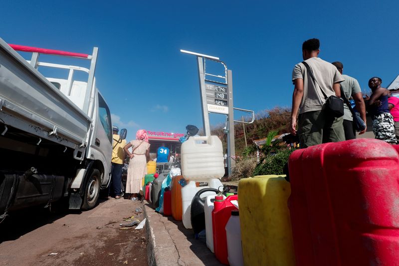 © Reuters. People wait for fuel following Cyclone Chido in Dzaoudzi, Mayotte, December 20, 2024. REUTERS/Gonzalo Fuentes