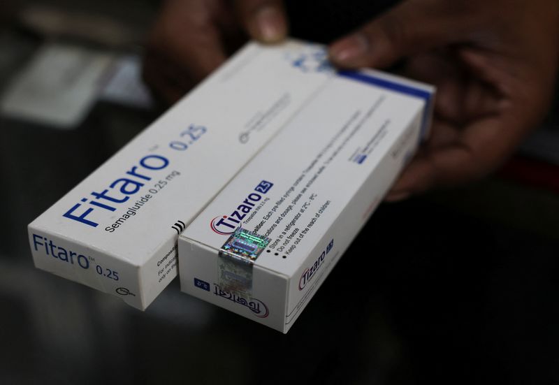 © Reuters. A pharmacist shows a box of Fitaro and Tizaro at a pharmacy in Dhaka, Bangladesh, December 12, 2024. REUTERS/Stringer