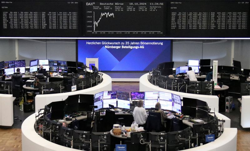 © Reuters. FILE PHOTO: The DAX chart of the German stock index is pictured at the stock exchange in Frankfurt, Germany October 18, 2024. REUTERS/Staff/File Photo