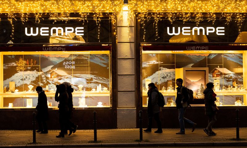 © Reuters. FILE PHOTO: People walk past the window of a Christmas-decorated jewelry store on the Friedrichstrasse shopping street during the Christmas period in Berlin, Germany, December 10, 2024. REUTERS/Lisi Niesner/File Photo