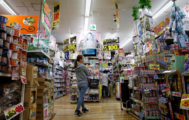 © Reuters. FILE PHOTO: Shoppers browse products at a discount retail store in Tokyo, Japan, June 18, 2018. Picture taken on June 18, 2018. REUTERS/Kim Kyung-Hoon/File Photo