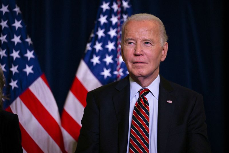 © Reuters. FILE PHOTO: U.S. President Biden looks on before delivering remarks at the Democratic National Committee's Holiday Reception at the Willard Hotel in Washington, U.S., December 15, 2024. REUTERS/Annabelle Gordon/File Photo