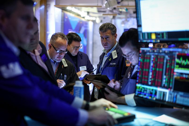 &copy; Reuters. Traders work on the floor at the New York Stock Exchange (NYSE) in New York City, U.S., December 10, 2024.  REUTERS/Brendan McDermid/File Photo