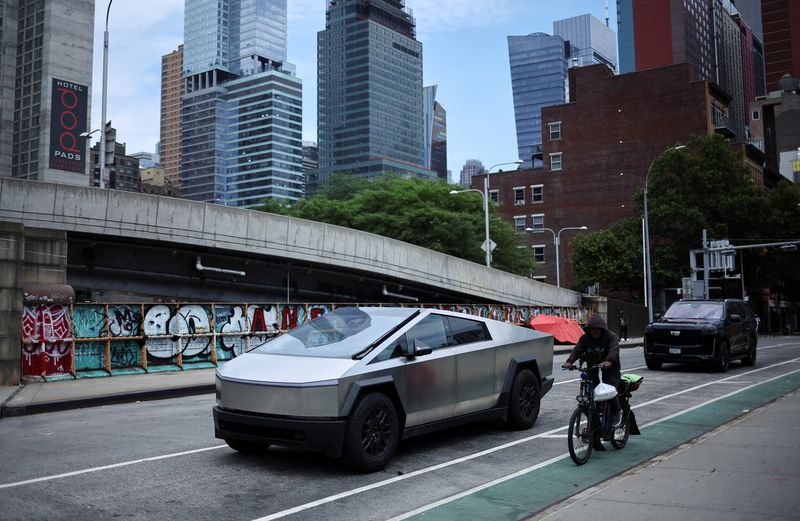 © Reuters. A Tesla Cybertruck is pictured parked in the Manhattan borough of New York City, U.S. June 23, 2024. REUTERS/Agustin Marcarian/File Photo