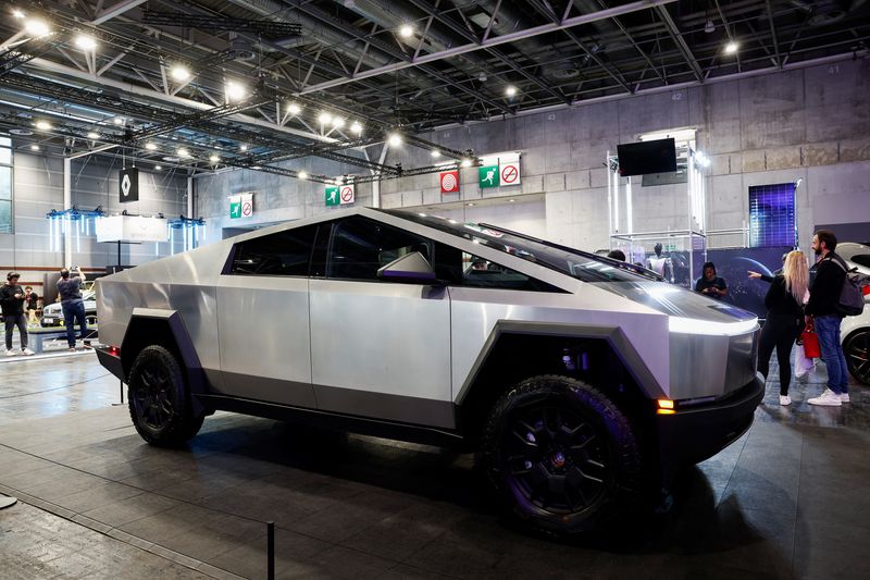 &copy; Reuters. The Tesla Cybertruck is displayed on media day at the 2024 Paris Auto Show in Paris, France, October 14, 2024. REUTERS/Benoit Tessier/File Photo