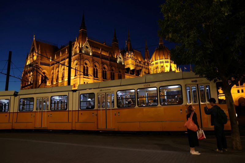 © Reuters. A tram passes by the Parliament building in downtown Budapest, Hungary, September 11, 2024. REUTERS/Bernadett Szabo