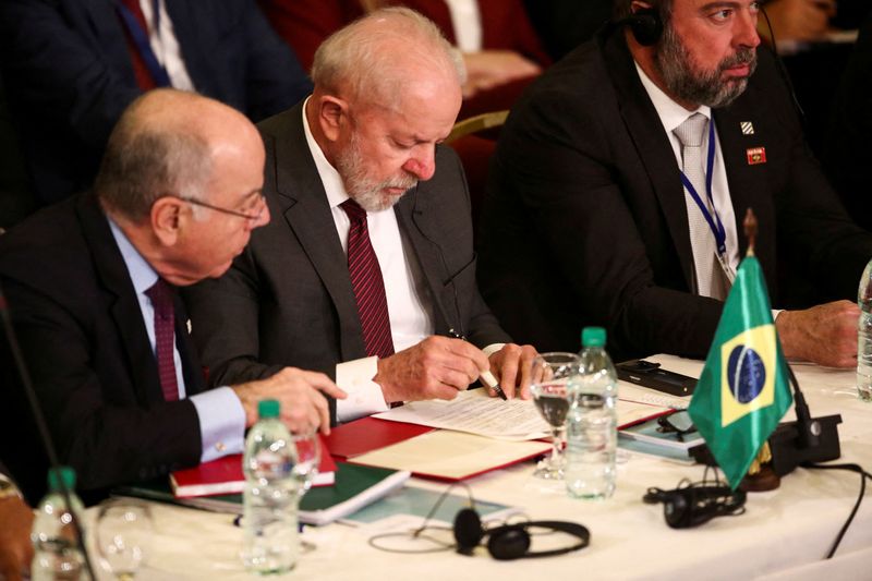 © Reuters. Presidente Luiz Inácio Lula da Silva e ministro das Relações Exteriores, Mauro Vieira, durante reunião de cúpula do Mercosul em Montevidéu
06/12/2024 REUTERS/Mariana Greif