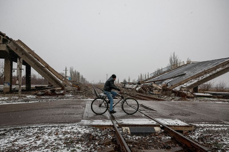 &copy; Reuters. A local resident rides a bicycle near a destroyed bridge, amid Russia's attack on Ukraine, in the town of Pokrovsk, near a front line in Donetsk region, Ukraine December 19, 2024. REUTERS/Alina Smutko    