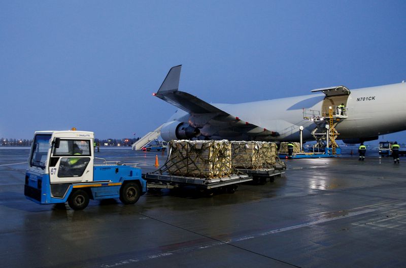 © Reuters. FILE PHOTO: Staff members unload a shipment of military aid, delivered as part of the United States' security assistance to Ukraine, at the Boryspil International Airport outside Kyiv, Ukraine, February 5, 2022. REUTERS/Valentyn Ogirenko/File Photo