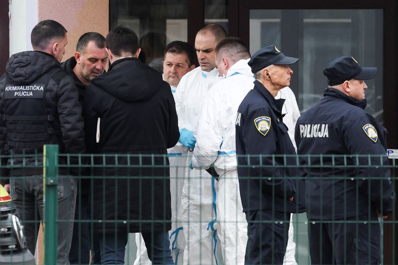 &copy; Reuters. Police officers stand, following a knife attack in a primary school, in Zagreb, Croatia, December 20, 2024. REUTERS/Antonio Bronic