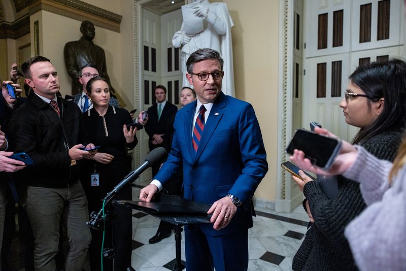 &copy; Reuters. FILE PHOTO: Speaker Mike Johnson (R-LA) speaks to reporters ahead of a vote to pass the American Relief Act on Capitol Hill in Washington, U.S., December 19, 2024. The legislation failed to pass the House in a 174-235 vote. REUTERS/Anna Rose Layden/File P