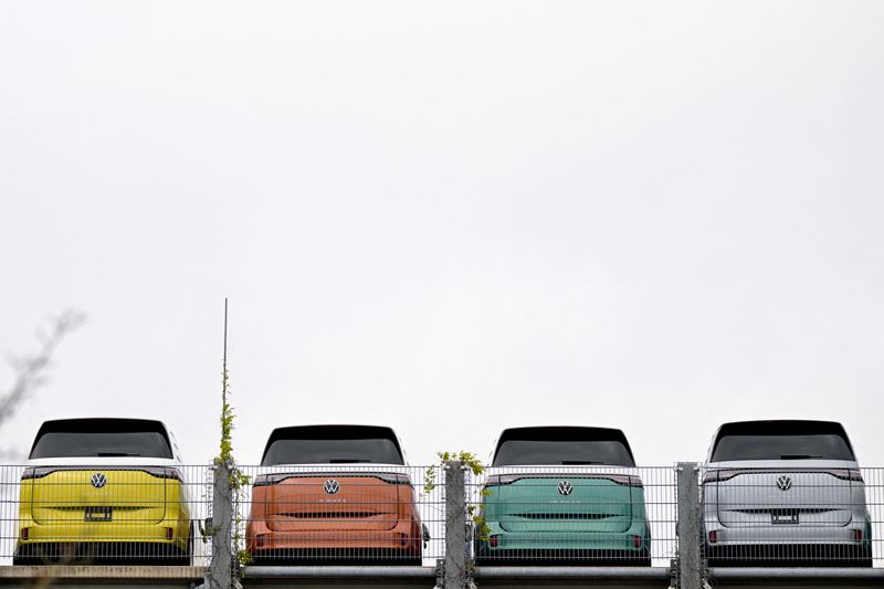 &copy; Reuters. FILE PHOTO: Volkswagen ID. Buzz electric vehicles are lined up at the company's plant in Hanover, Germany, December 17, 2024. REUTERS/Fabian Bimmer/File Photo