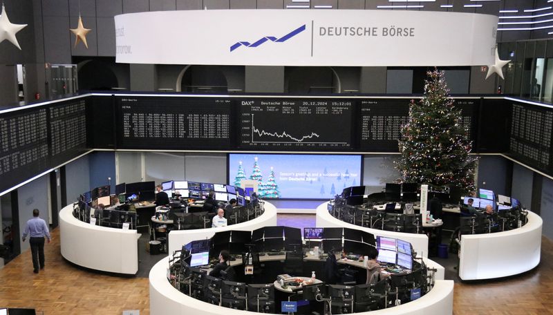 © Reuters. The German stock exchange is decorated for the Christmas season as the German share price index DAX graph is pictured in Frankfurt, Germany, December 20, 2024.    REUTERS/Staff