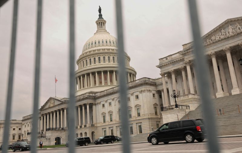 © Reuters. The dome of the Capitol is seen through a security fence on a day where a potential government shutdown looms during the holidays after a spending bill backed by Donald Trump failed in the U.S. House of Representatives, on Capitol Hill in Washington, U.S., December 20, 2024. REUTERS/Kevin Lamarque