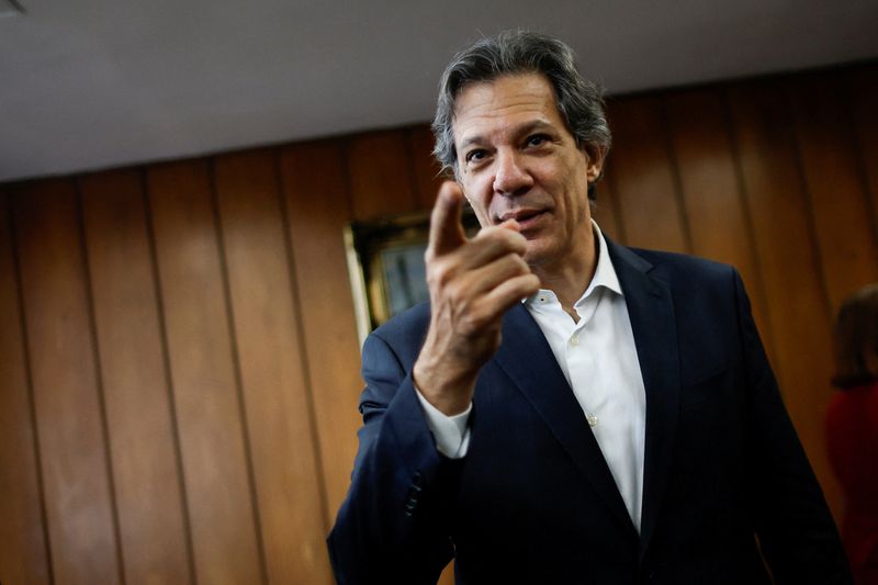 © Reuters. Ministro da Fazenda, Fernando Haddad, gesticula após entrevista coletiva à imprensa na sede do ministério, em Brasília
20/12/2024
REUTERS/Adriano Machado