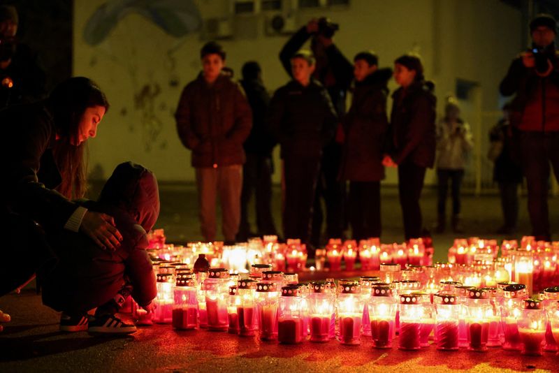 © Reuters. A child lays a candle following a knife attack in a primary school, in Zagreb, Croatia, December 20, 2024. REUTERS/Antonio Bronic 