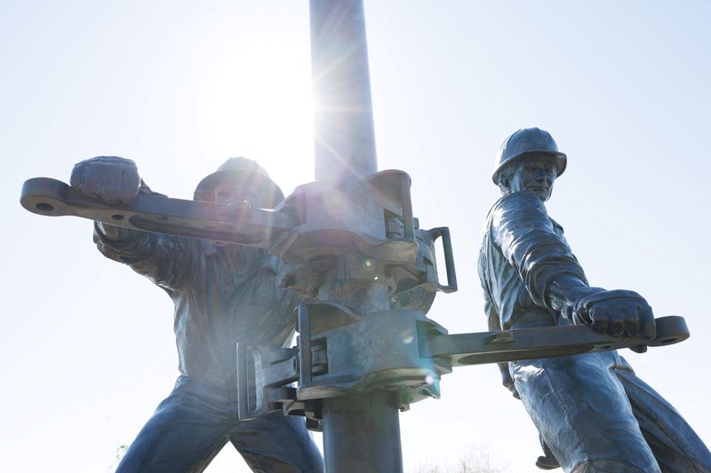 © Reuters. FILE PHOTO: A sculpture of oil rig workers, 