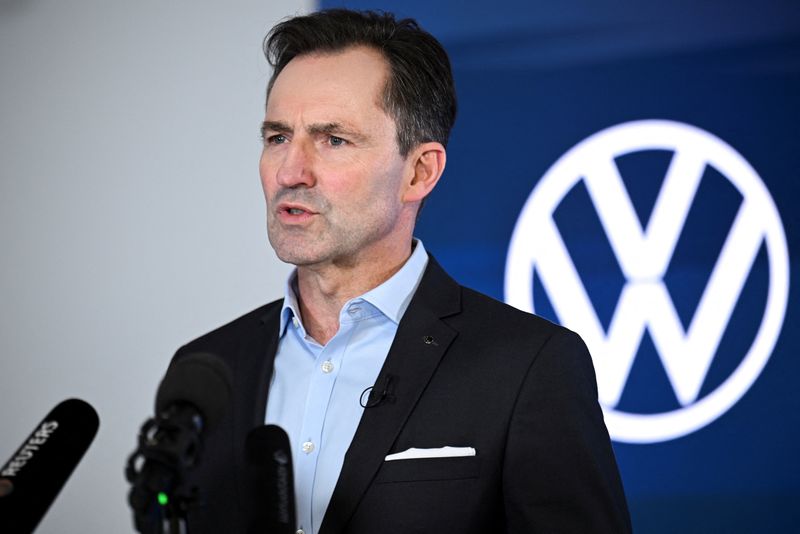 © Reuters. Thomas Schäfer, CEO of the Volkswagen passenger car brand, speaks to the media after collective bargaining negotiations between Volkswagen AG and the AG Metall union, in Berlin, Germany, December 20, 2024. REUTERS/Annegret Hells