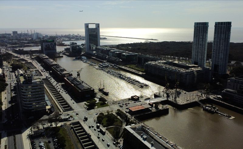 © Reuters. FILE PHOTO: A general view of Puerto Madero neighborhood a day after Argentina's primary elections, in Buenos Aires, Argentina August 14, 2023. REUTERS/Agustin Marcarian/File Photo