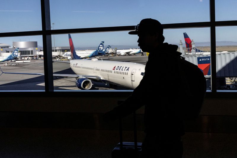 © Reuters. FILE PHOTO: A passenger walks along terminal 2 at the San Francisco International Airport in San Francisco, California , U.S., September 3, 2022. REUTERS/Carlos Barria/File Photo