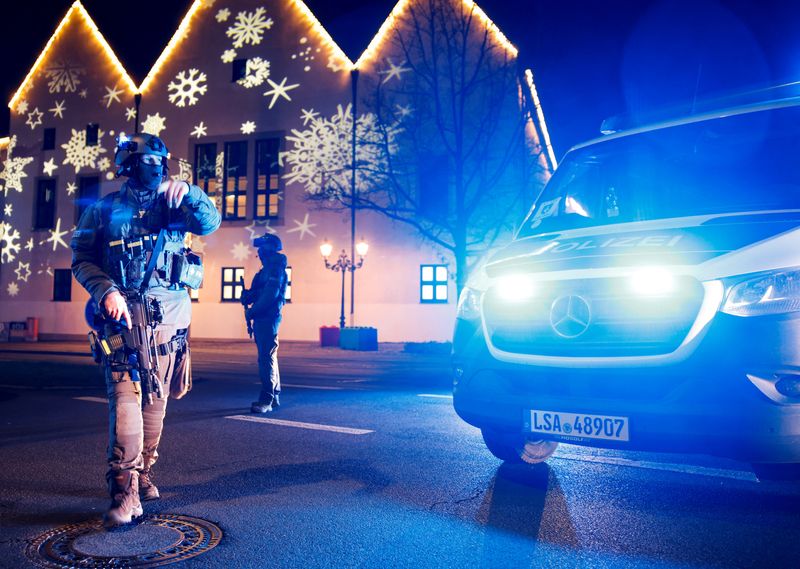 © Reuters. Police members work at a Christmas market after a car drove into a group of people, according to local media, in Magdeburg, Germany December 20, 2024. REUTERS/Axel Schmidt