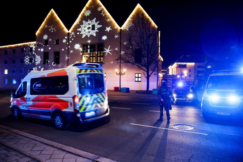 &copy; Reuters. Equipes de emergência atuam após carro atingir mercado de Natal em Magdeburgn20/12/2024nREUTERS/Axel Schmidt