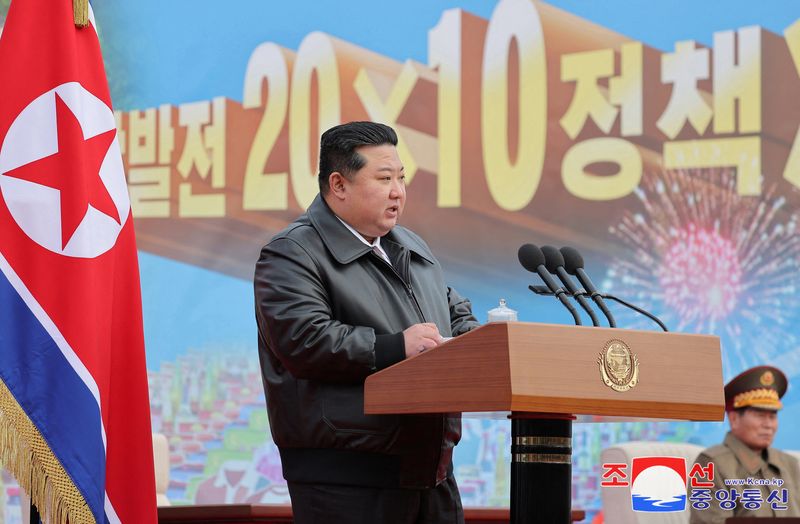 © Reuters. North Korean leader Kim Jong Un speaks at a ceremony for new production facilities in Songchon County, North Korea, December 20, 2024 in this photo released by North Korea's official Korean Central News Agency. KCNA via REUTERS