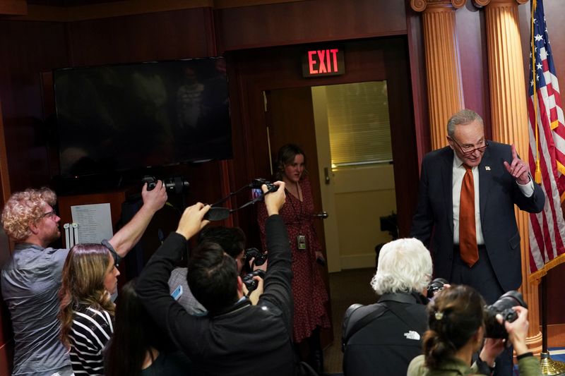 © . U.S. Senate Democratic leader Chuck Schumer attends a press conference with Senate Democrats on the judiciary committee  in Washington, U.S., December 20, 2024. /Nathan Howard