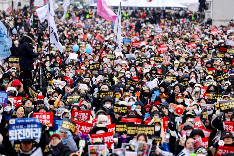 © Reuters. Protesters attend a rally against impeached South Korean President Yoon Suk Yeol, who declared martial law, which was rescinded hours later, in Seoul, South Korea December 21, 2024. REUTERS/Kim Soo -hyeon