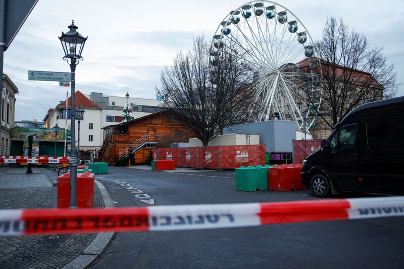 © Reuters. A car stands where a car crashed into a crowd at a Christmas market in Magdeburg, Germany December 21, 2024. REUTERS/Axel Schmidt