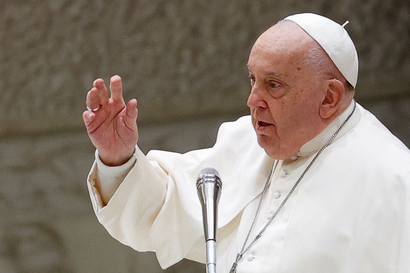 © Reuters. Pope Francis delivers a Christmas message to Vatican workers in the Paul VI Hall in the Vatican, December 21, 2024. REUTERS/Ciro De Luca