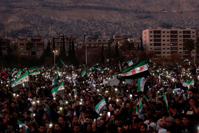 © Reuters. People gather during a celebration called by Hayat Tahrir al-Sham (HTS) in Umayyad Square after the ouster of Syria's Bashar al-Assad, in Damascus, Syria December 20, 2024. REUTERS/Ammar Awad/File Photo