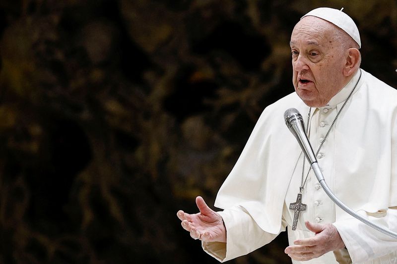 © Reuters. Pope Francis speaks during the weekly general audience, in Paul VI hall at the Vatican, December 18, 2024. REUTERS/Guglielmo Mangiapane/File Photo