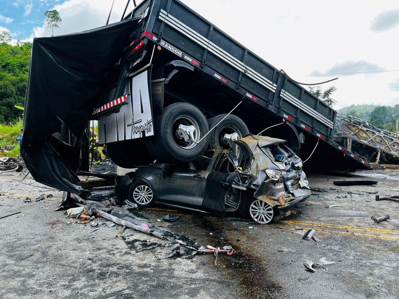 © Reuters. Ônibus lotado colidiu com caminhão na BR-116, perto de Teófilo Otoni, em Minas Gerais
21/12/2024
Corpo de Bombeiros/Divulgação via REUTERS