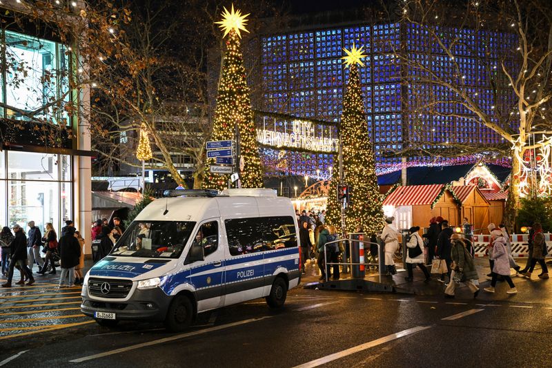 © Reuters. A police car secures the entrance to the Christmas market on Breitscheidplatz, after a car rammed into a crowd of people at the Magdeburg Christmas market, in Berlin, Germany December 21, 2024. REUTERS/Annegret Hils