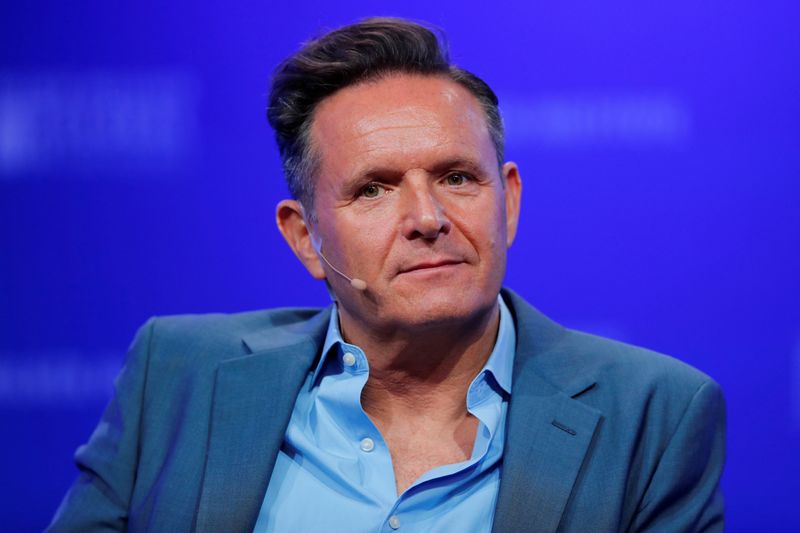 © Reuters. FILE PHOTO: Mark Burnett speaks at the Milken Institute's 21st World Congress in Beverly Hills, California, US, on May 1, 2018. REUTERS/Mike Blake/File Photo