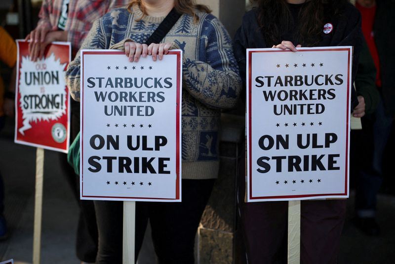 © Reuters. FILE PHOTO: Baristas picket in front of a Starbucks in Burbank, California, U.S., December 20, 2024. REUTERS/Daniel Cole/File Photo