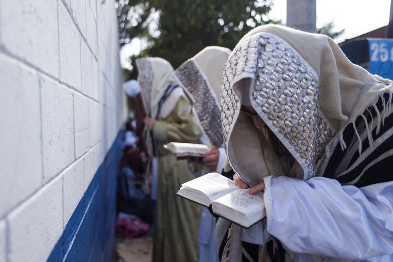 © Reuters. Members of the Lev Tahor Jewish community, Guatemala City, December 21, 2024. REUTERS/Cristina Chiquin